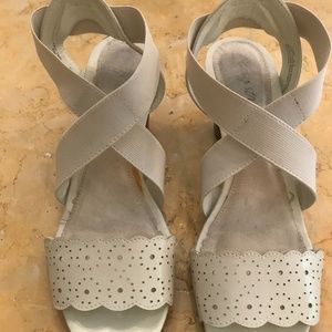 Women cross sandal